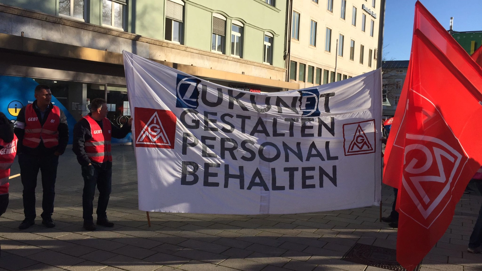 Transparent der Kolleg*innen von ZF bei der Tarifaktion am 27. Oktober 2022 in Augsburg, Bild7