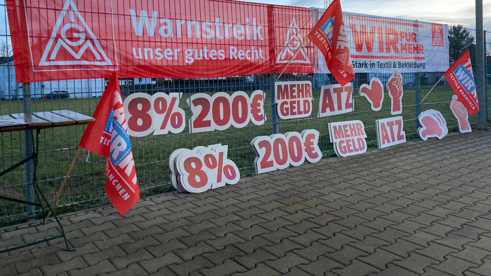 Schilder und Plakate zum zweiten Warnstreik bei DBI in Schongau