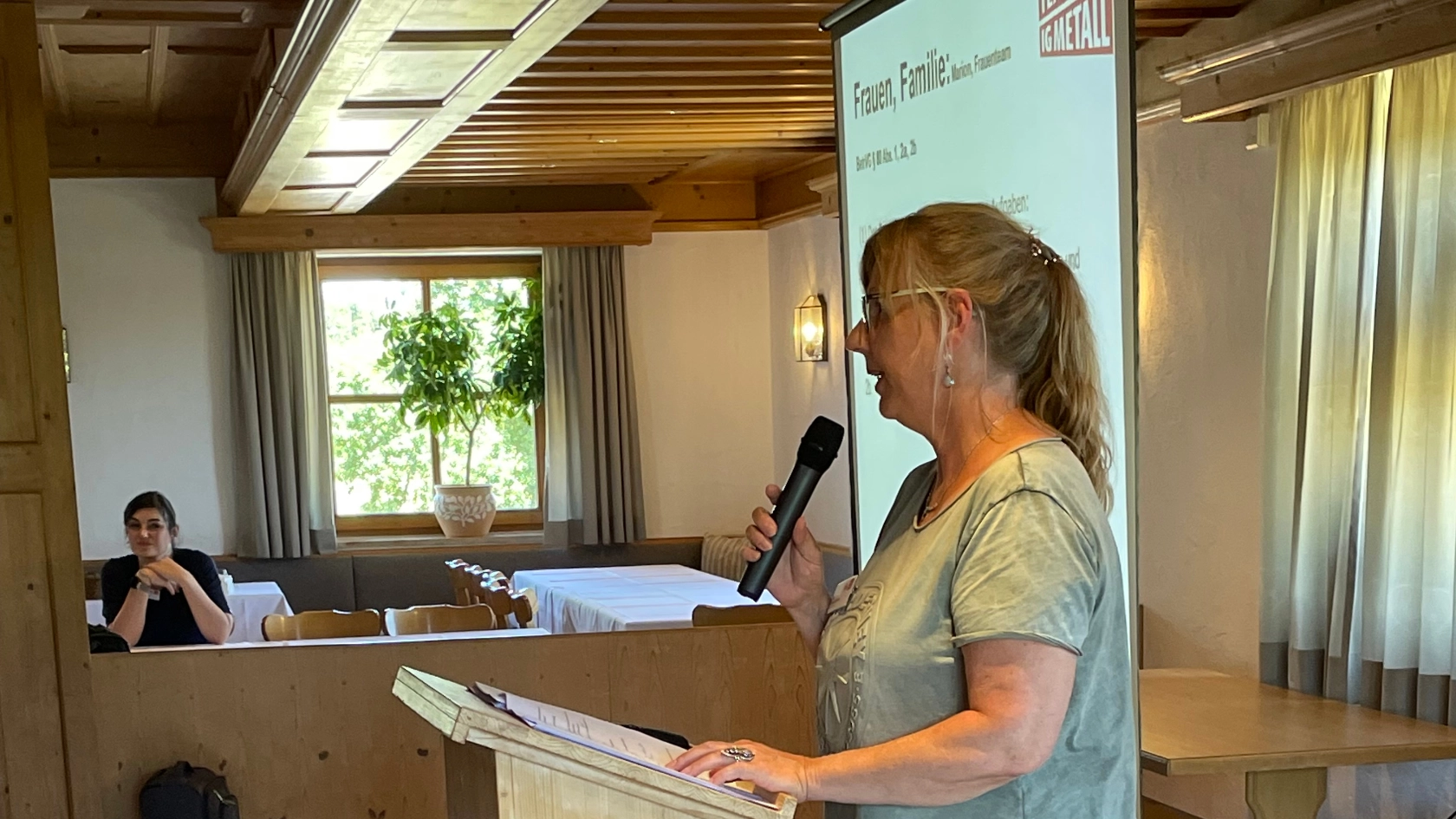 Marion Jauch von der IG Metall Weilheim referiert auf dem BR-Empfang2022 in Paterzell