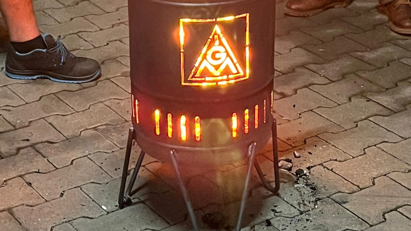 Feuertonne beim Warnstreik in der Nachtschicht bei DBI Schongau März 2023 - Tarifrunde Textil & Bekleidung