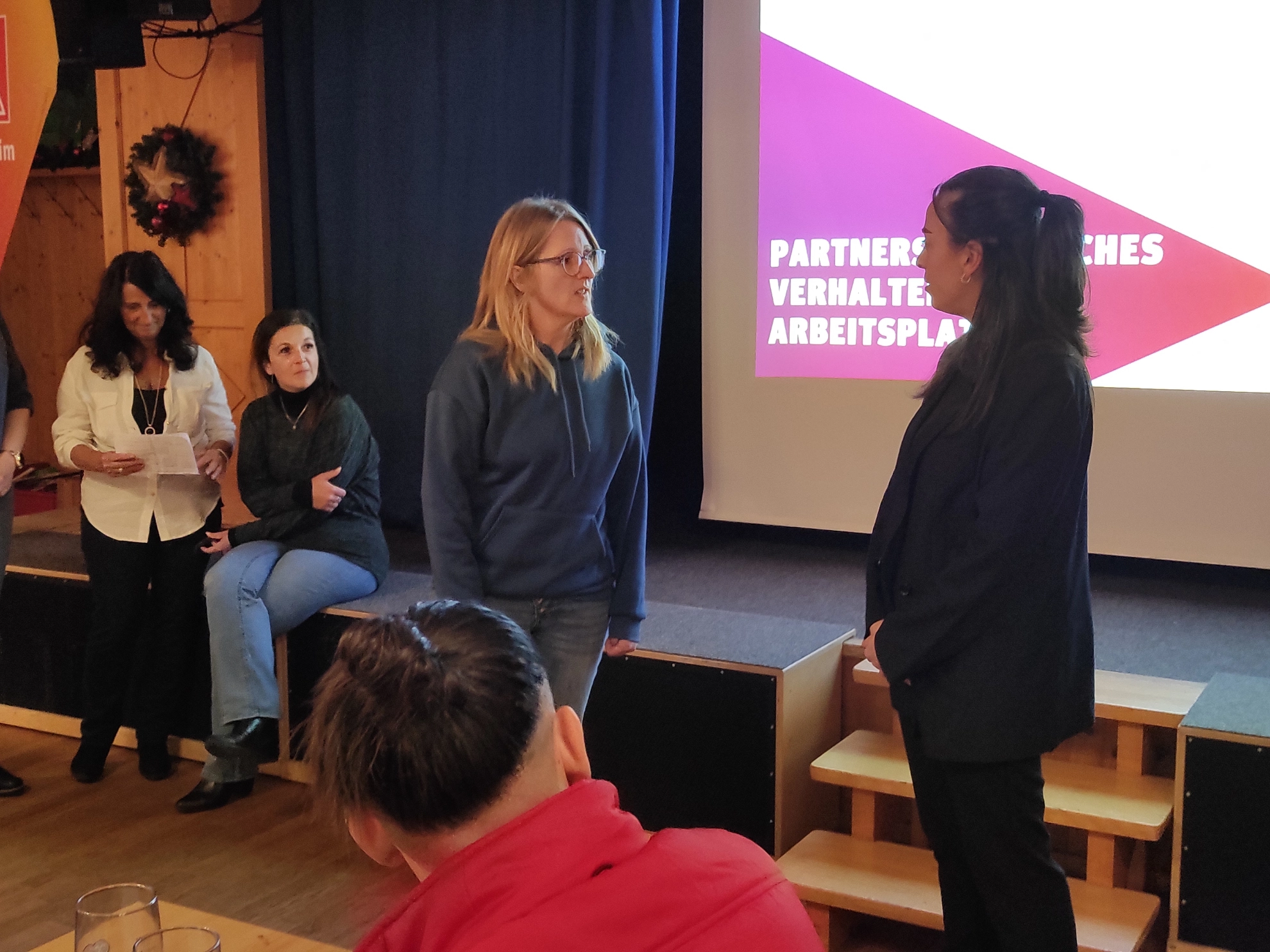 Das Frauenteam auf der November-Delegiertenversammlung 2024 mit Sketchen zu partnerschaftlichen Verhalten am Arbeitsplatz