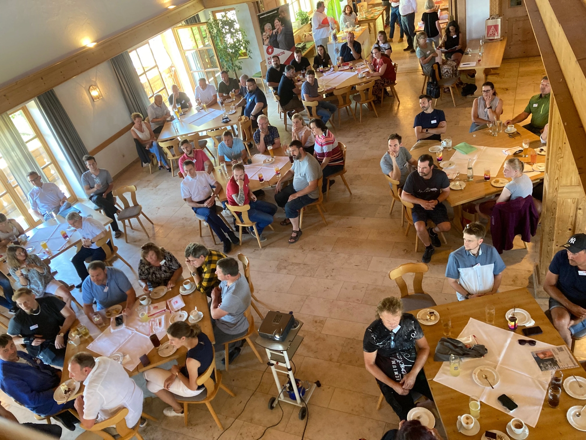 Eingeladene neu- nund wiedergewälte Betriebsräte der IG Metall Weilheim beim Betriebsräte-Empfang in Paterzell