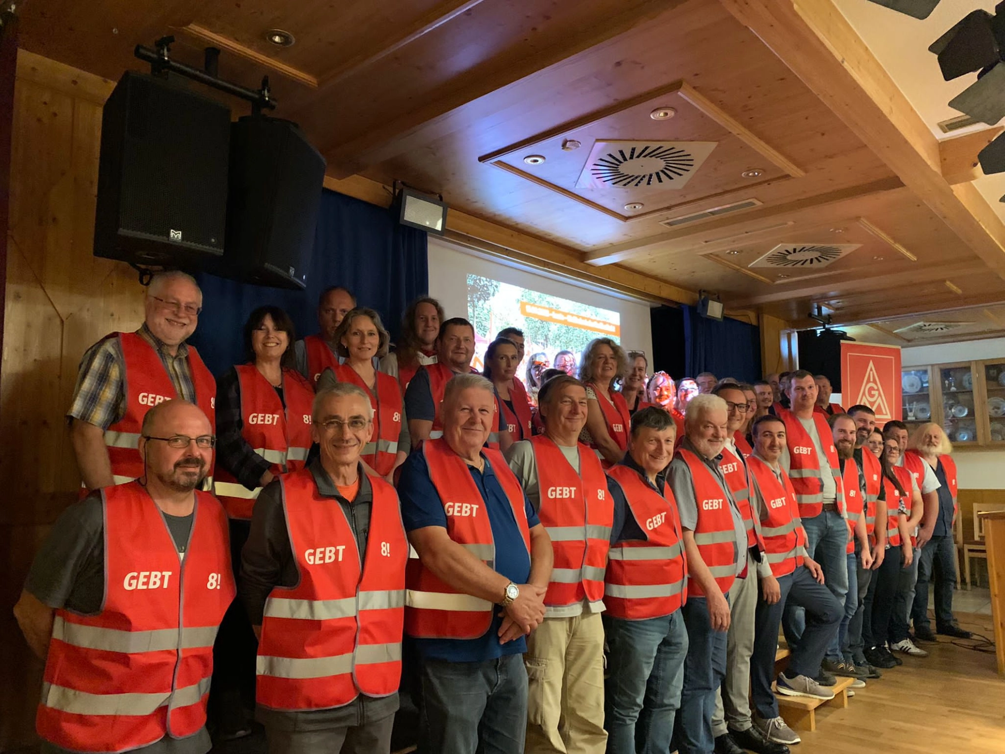 Delegierte auf der Delegiertenversammlung der IG Metall Weilheim im September 2022 mit den Streikwesten mit der Aufschrift "Gebt 8!"