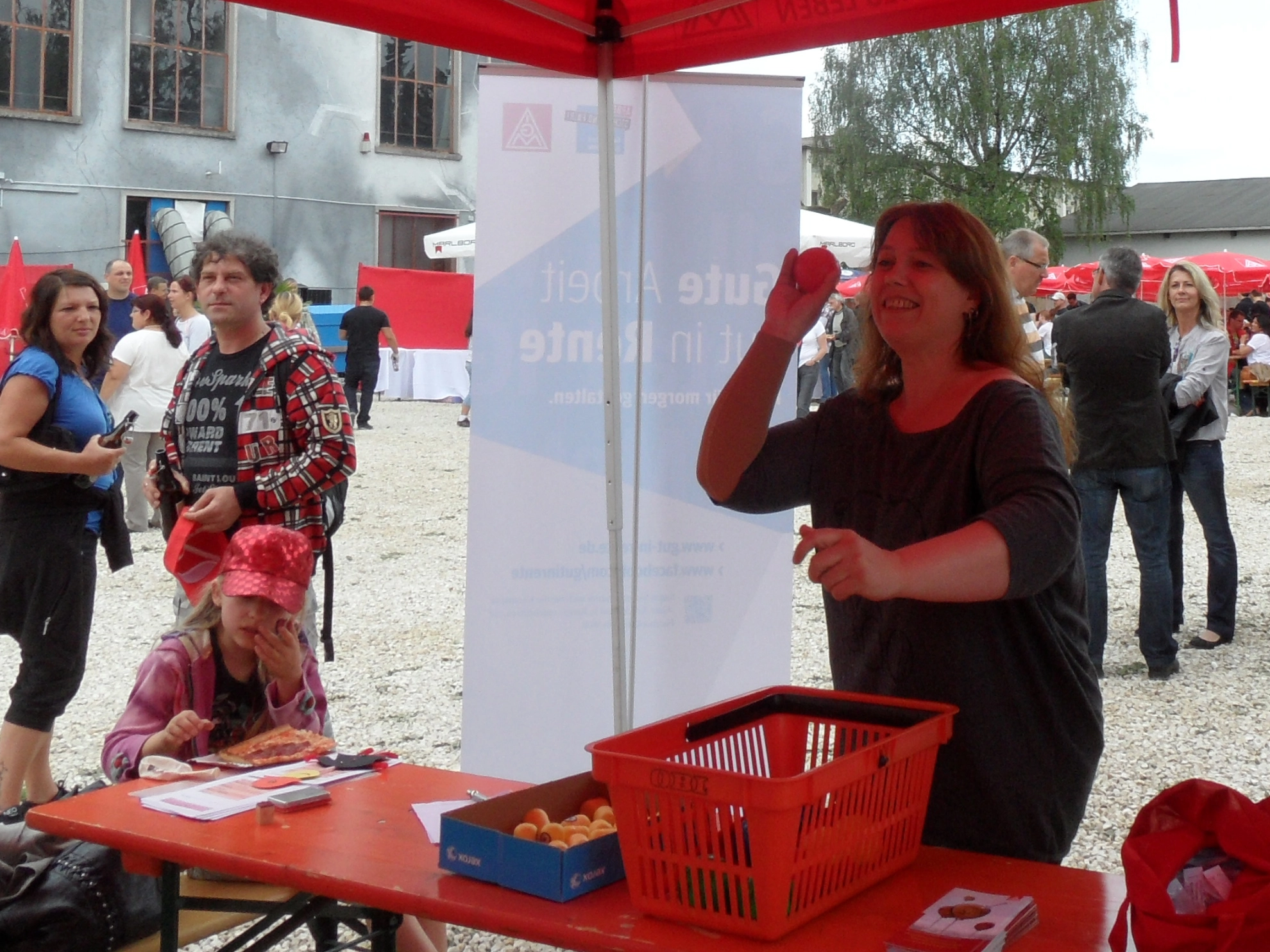 Unsere Kollegin Sylvia Greif in Aktion beim Aktionsfest in Augsburg