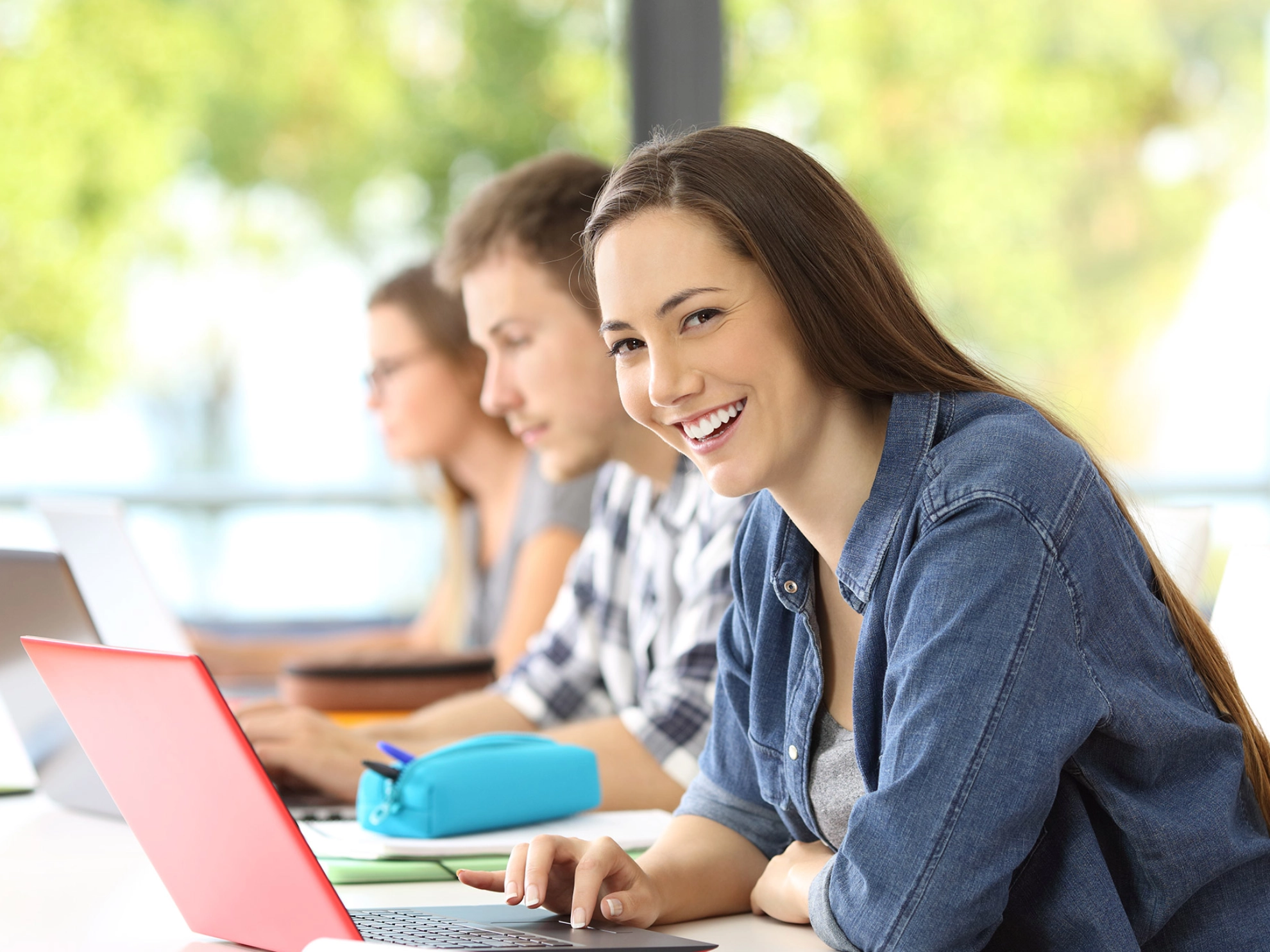 Studenten mit einem Laptop in der Universität 