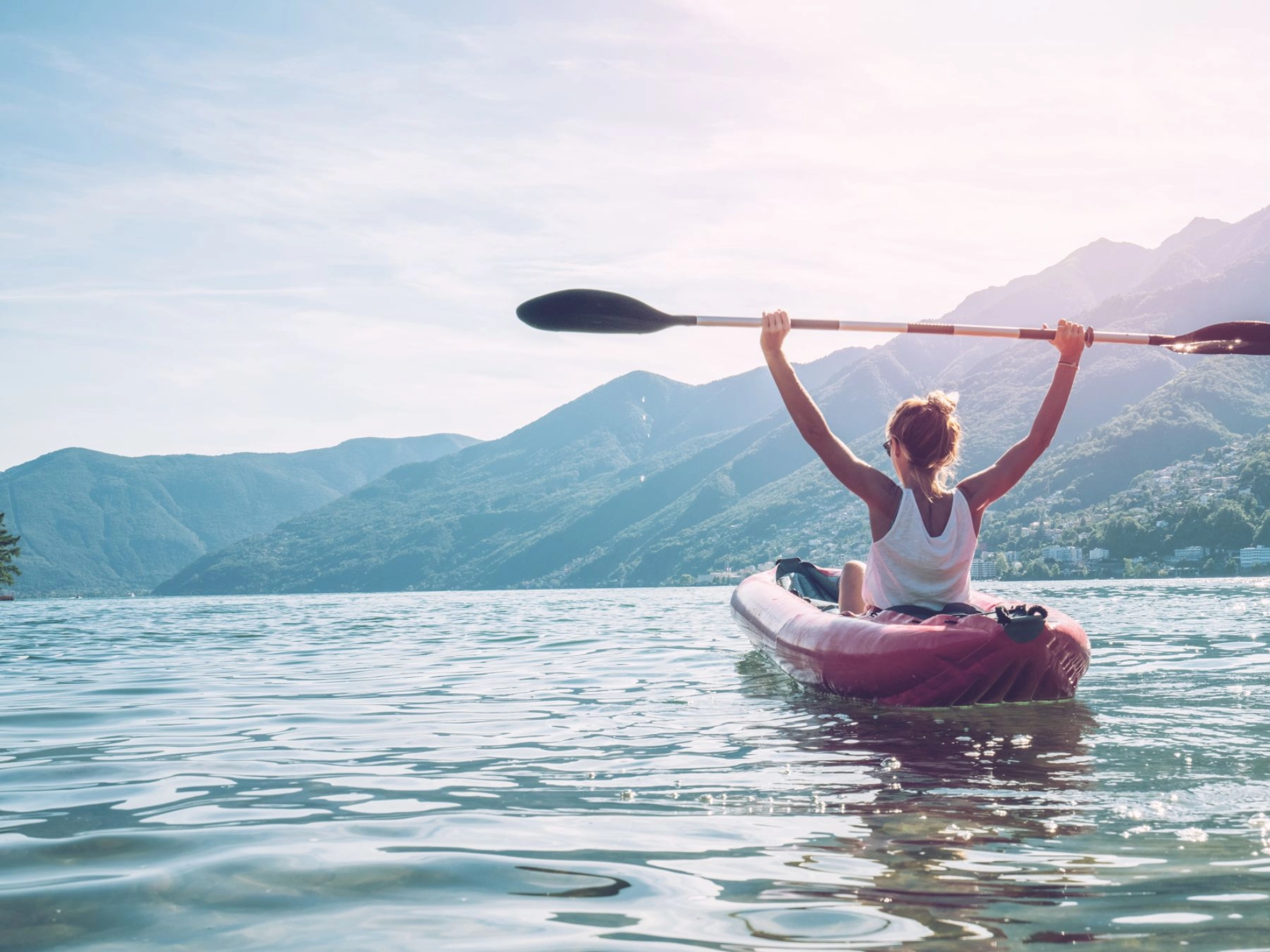Junge Frau im Schlauchboot auf dem See