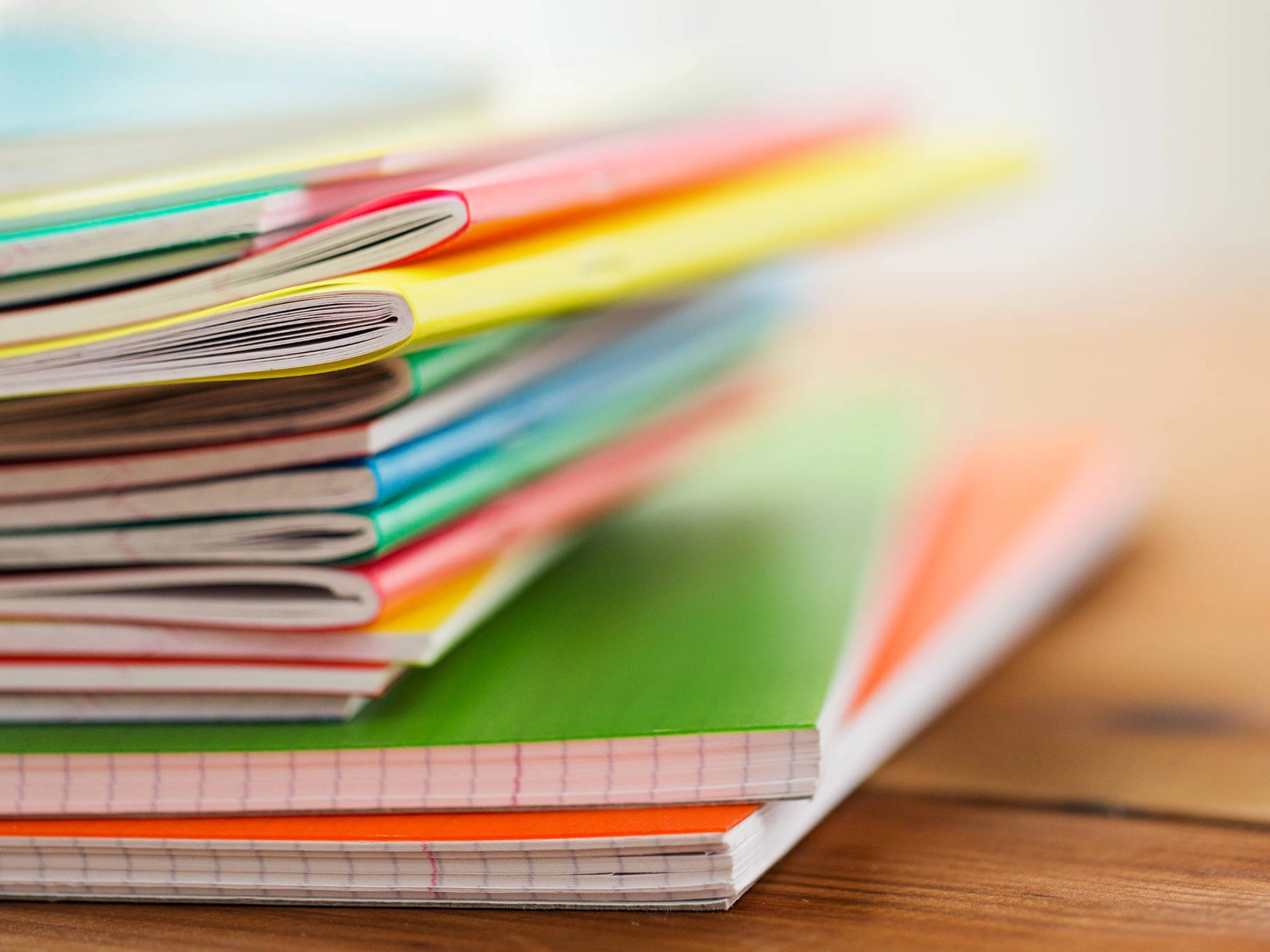 Gestapelte Hefte und Blöcke.