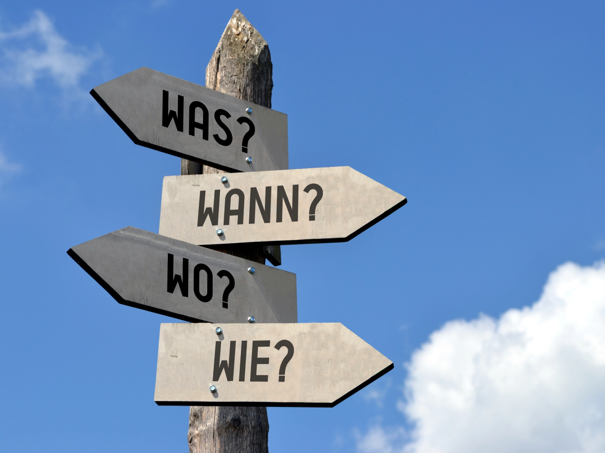 Richtungsschilder mit der Beschriftung was wann wo wie es geht um eine Entscheidung es geht um den richtigen Weg