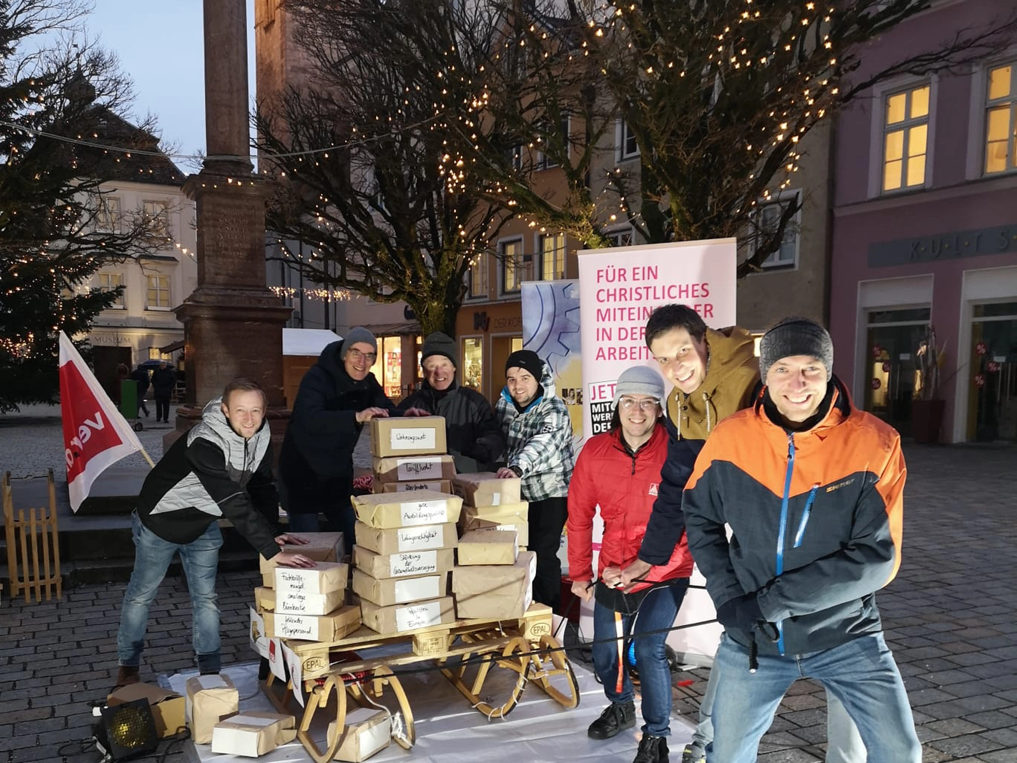 Bild 1 zur Sozialaktion 2023 auf dem Marienplatz in Weilheim - gemeinsam mit DGB, KAB, CAJ, katholische Betriebsseelsorge und IG Metall Weilheim