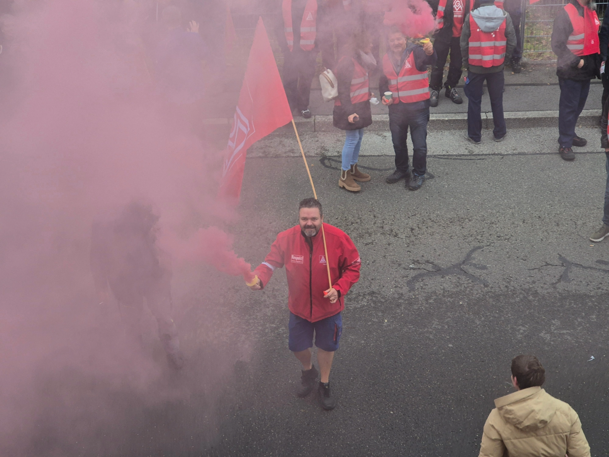 Der Vertrauenleute-Ausschuss-Leiter der IG Metall Weilheim beim zentralen Warnstreik in Weilheim am 07.11.2024