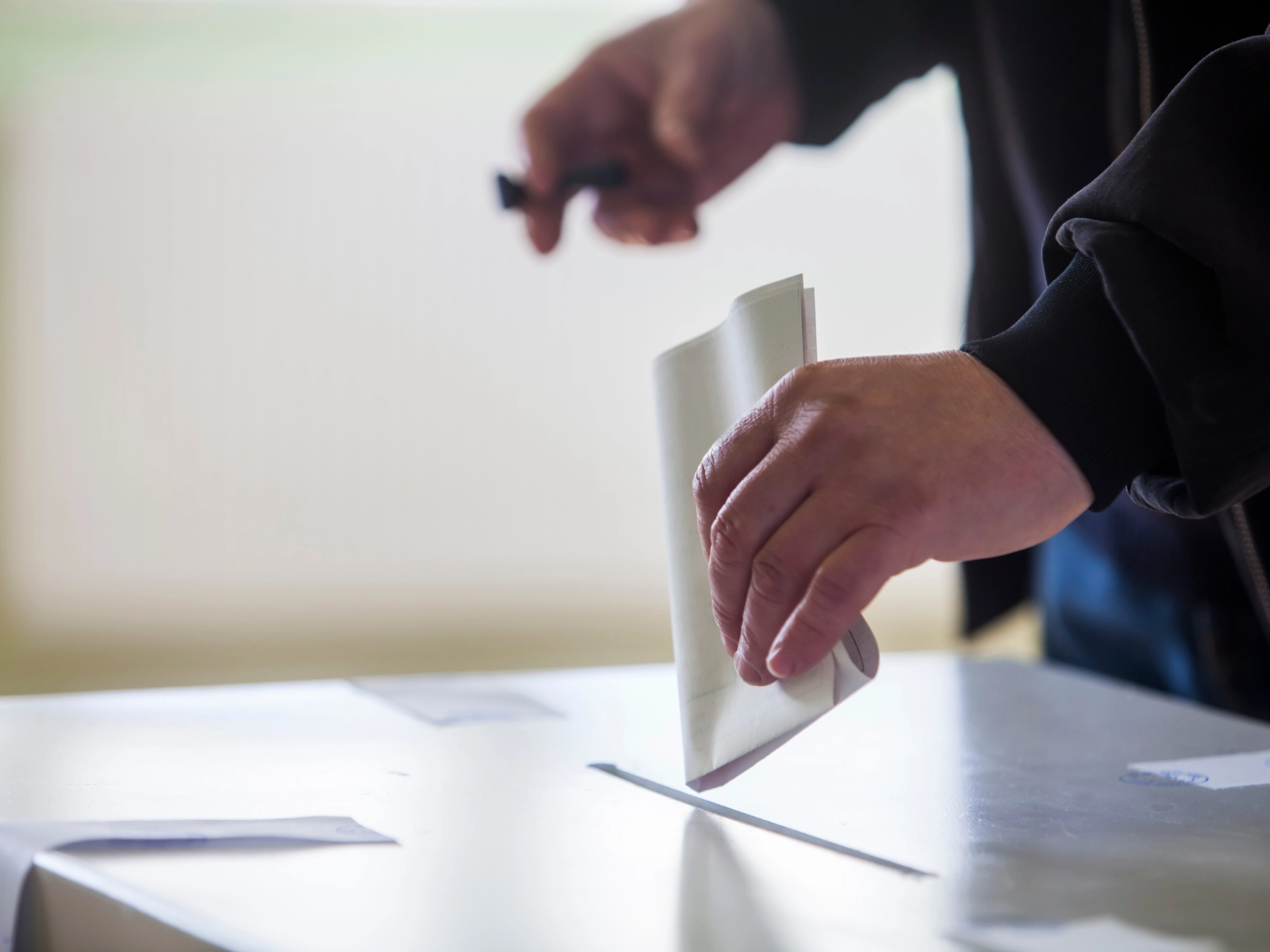 Wahlurne mit Einwurf eines Stimmzettels