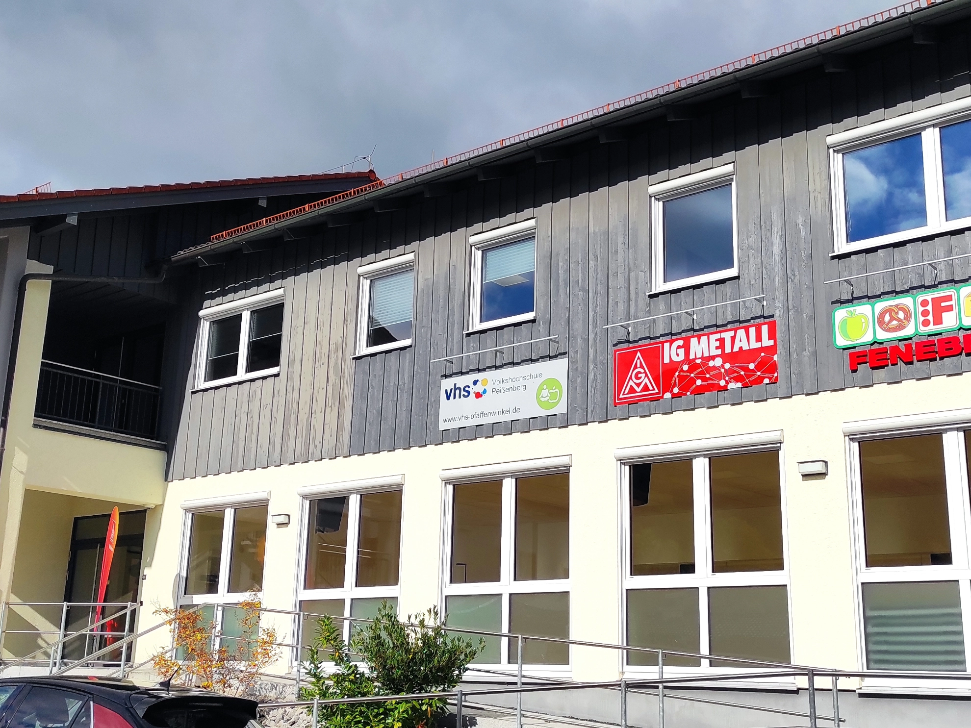 Frontansicht Rigicenter mit dem Eingang der IG Metall Geschäftsstelle Oberland in Peissenberg