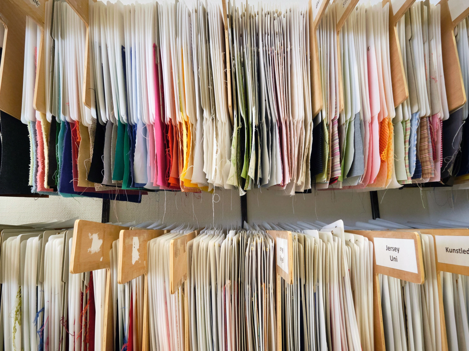 Einige Stoffproben bei Steiff in Giengen