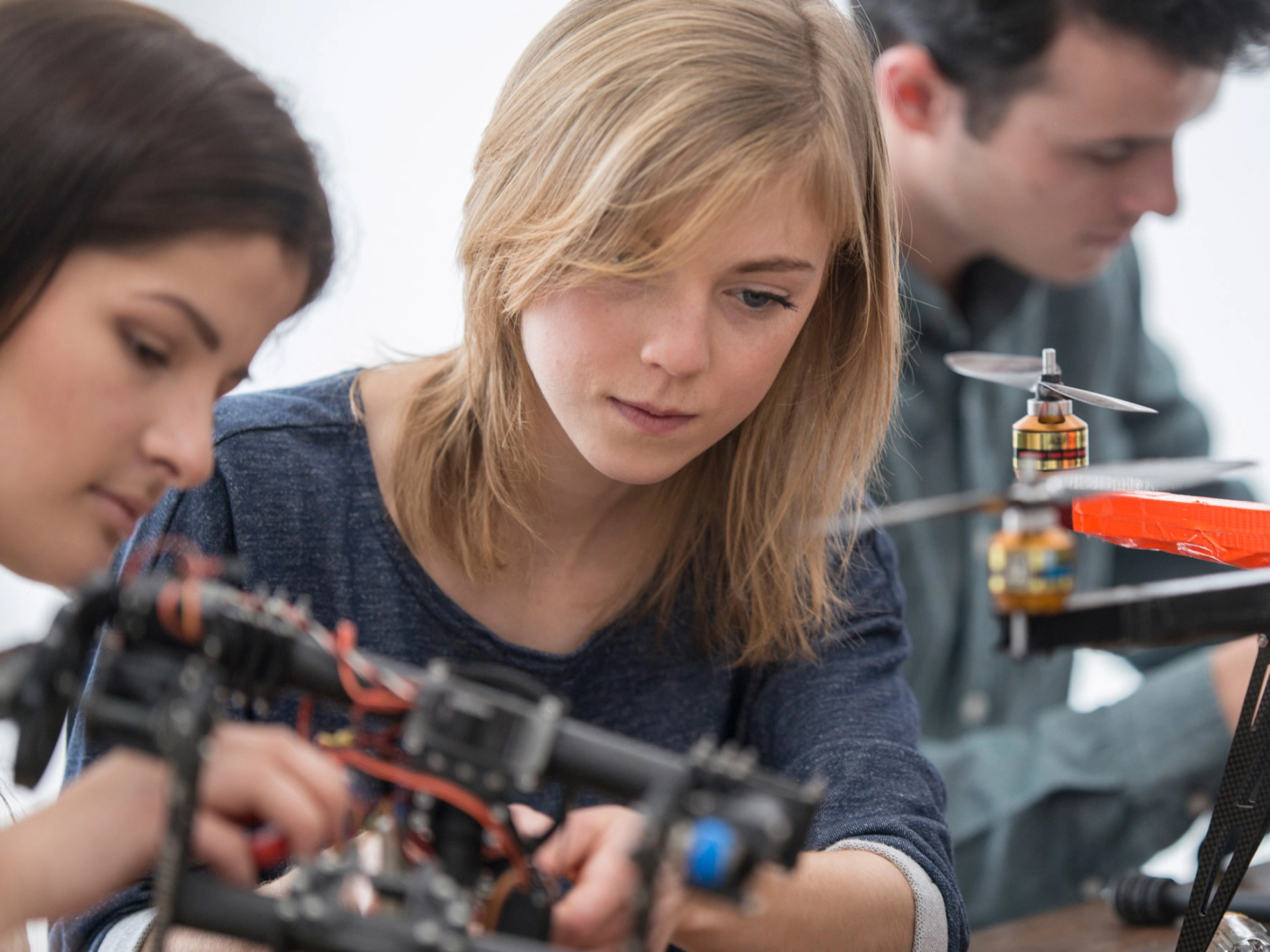 Inklusion und Integration - eine Gruppe von Jugendlichen arbeiten gemeinsam an einer Drohne