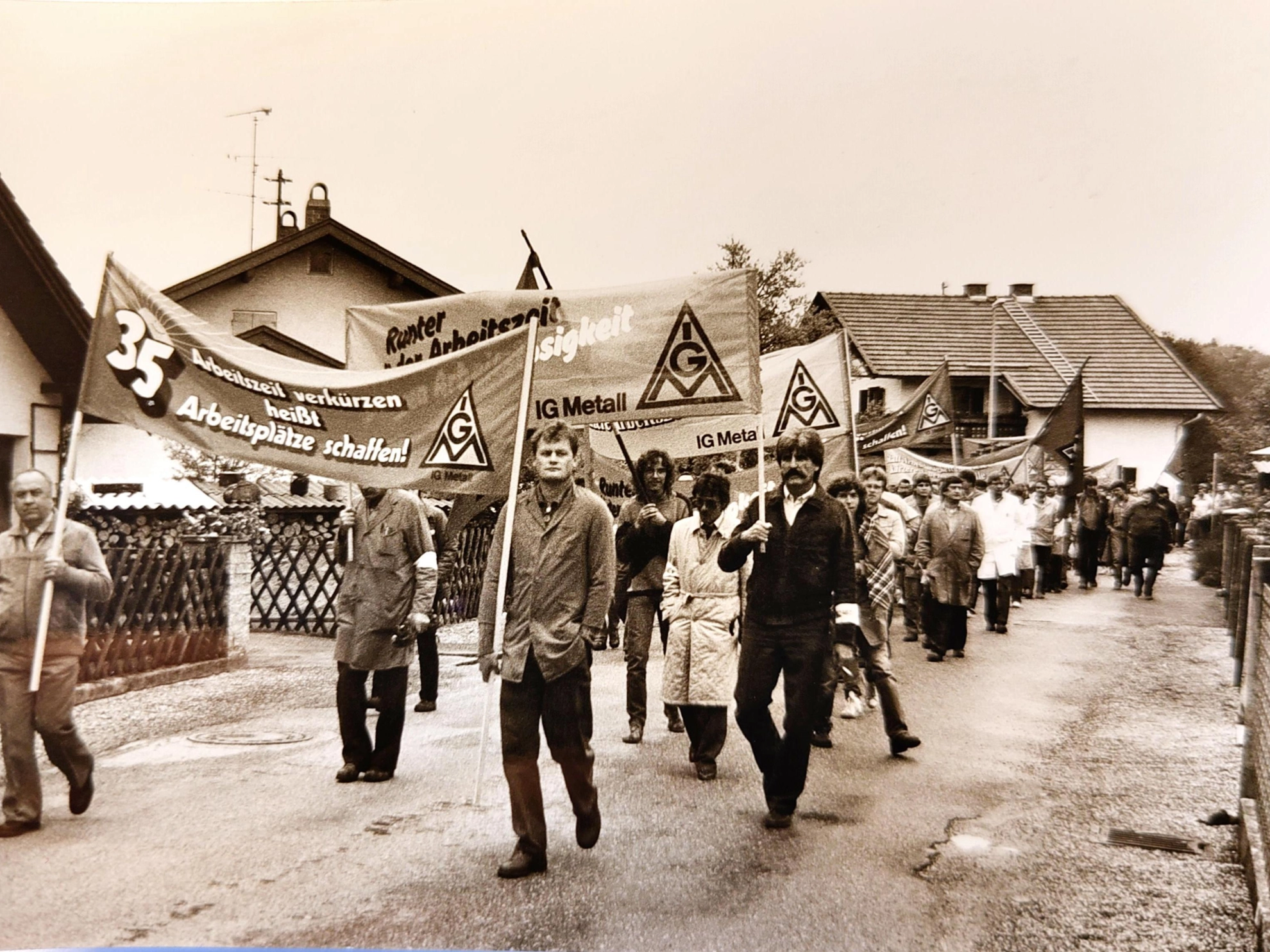 Altes Foto mit Demonstration zur 35-Stunden-Woche