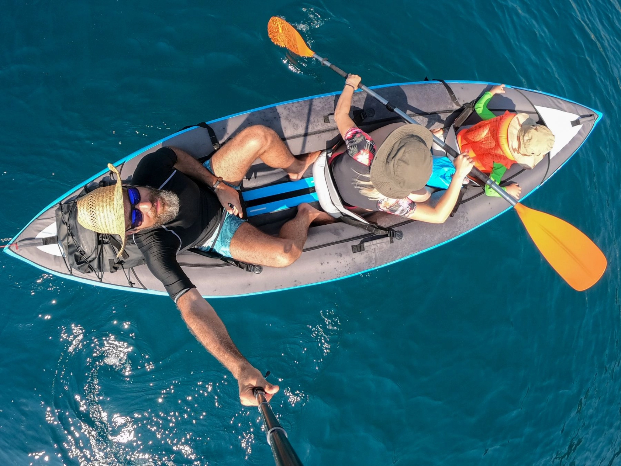 Familie im Paddelboot