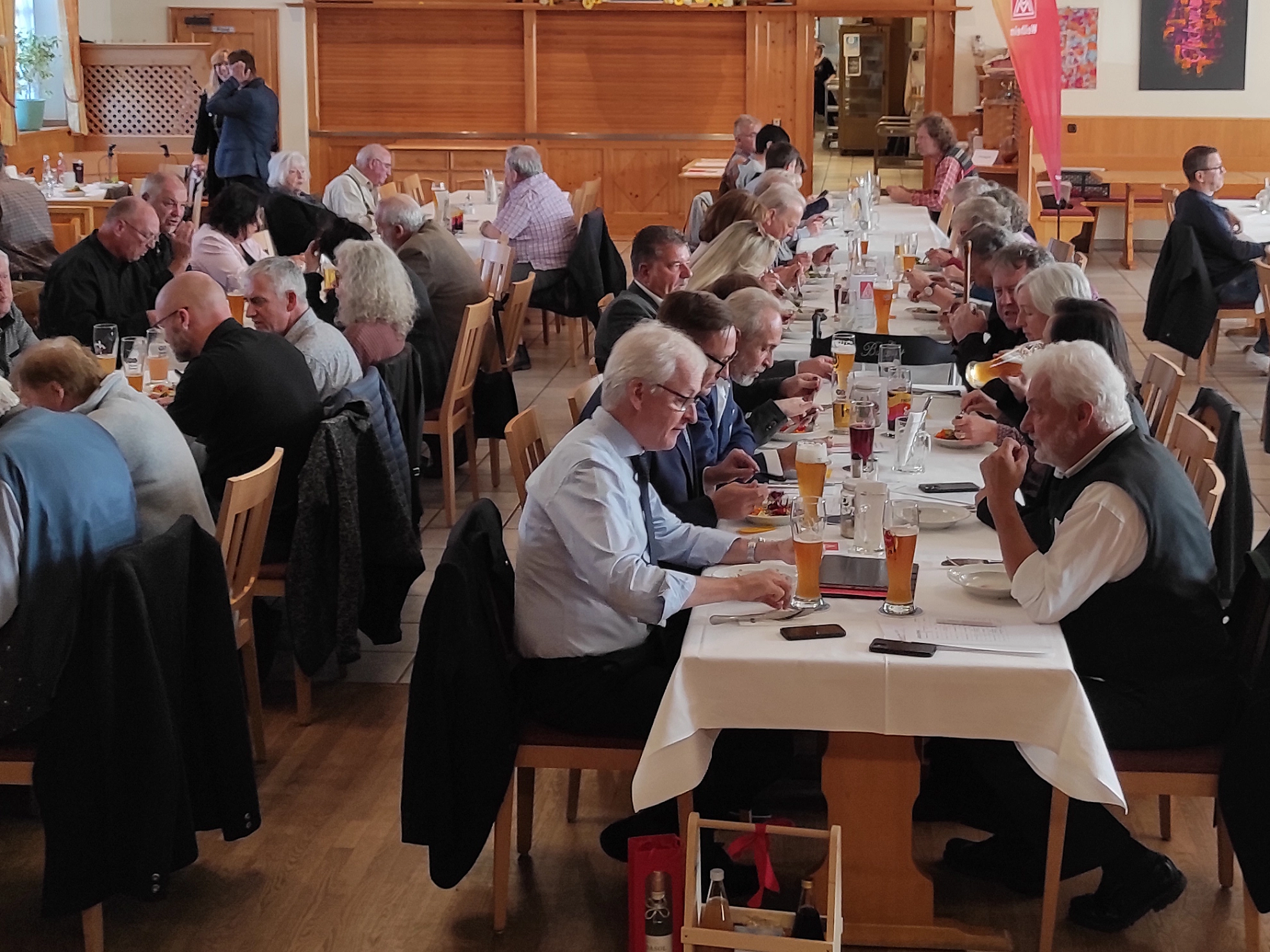 Bild vom Saal mit den Gästen der Jubilarfeier 2023