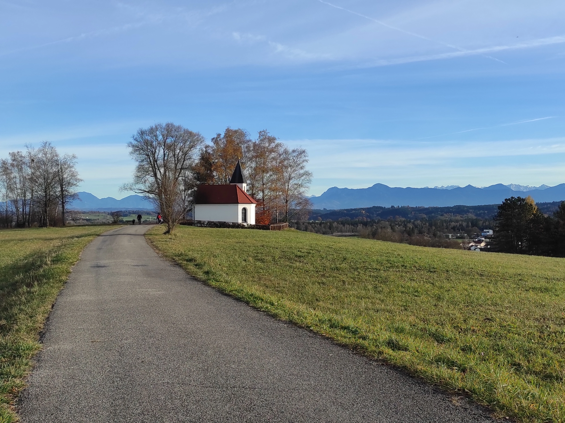Blick auf die Knappschaftskapelle in Peißenberg mit Blick auf die Berge