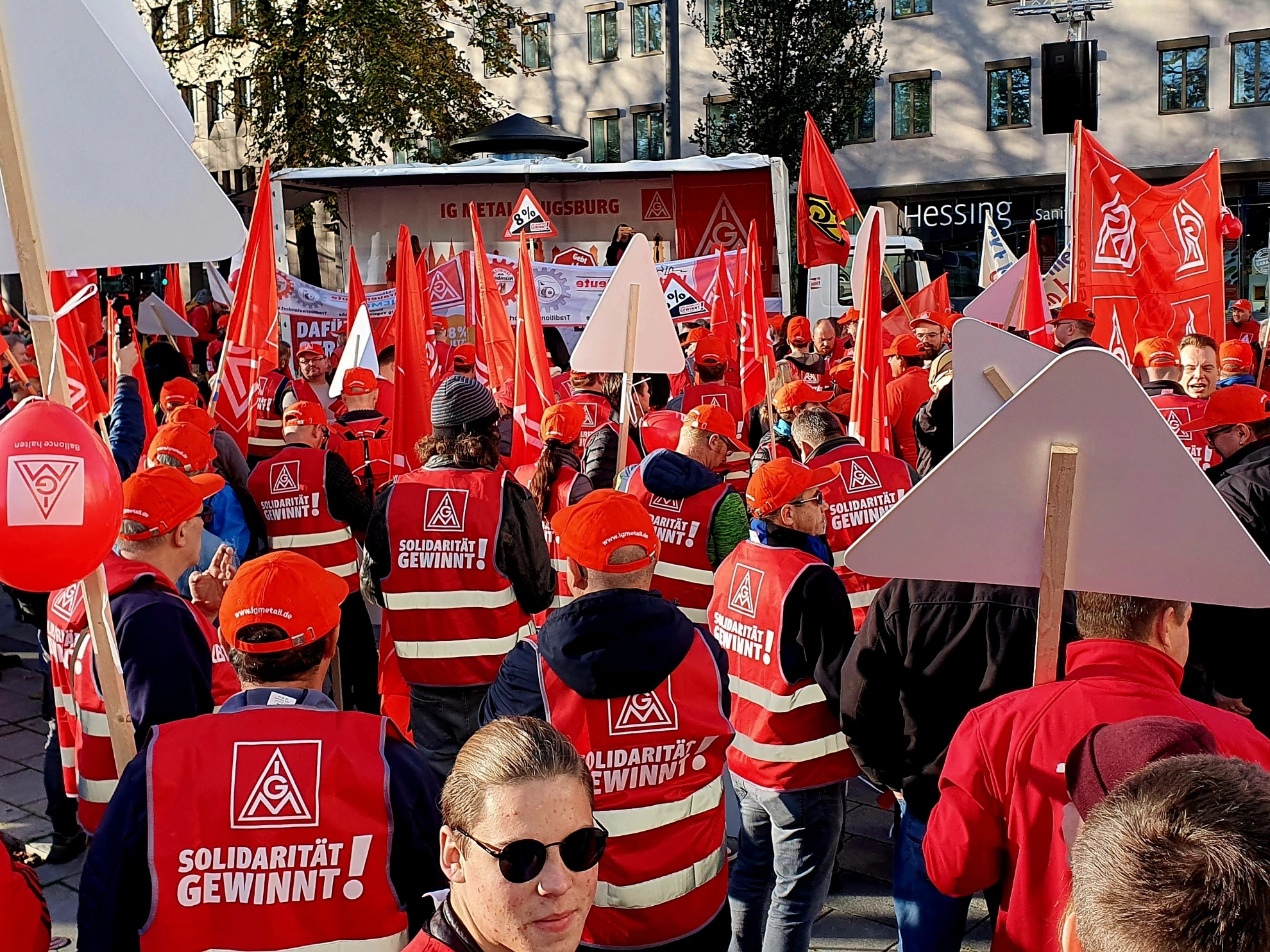 Zentralaktion zur dritten Verhandlungsrunde in der Tarifrunde der Metall- und Elektroindustrie Bayern am 27.10.2022 in Augsburg