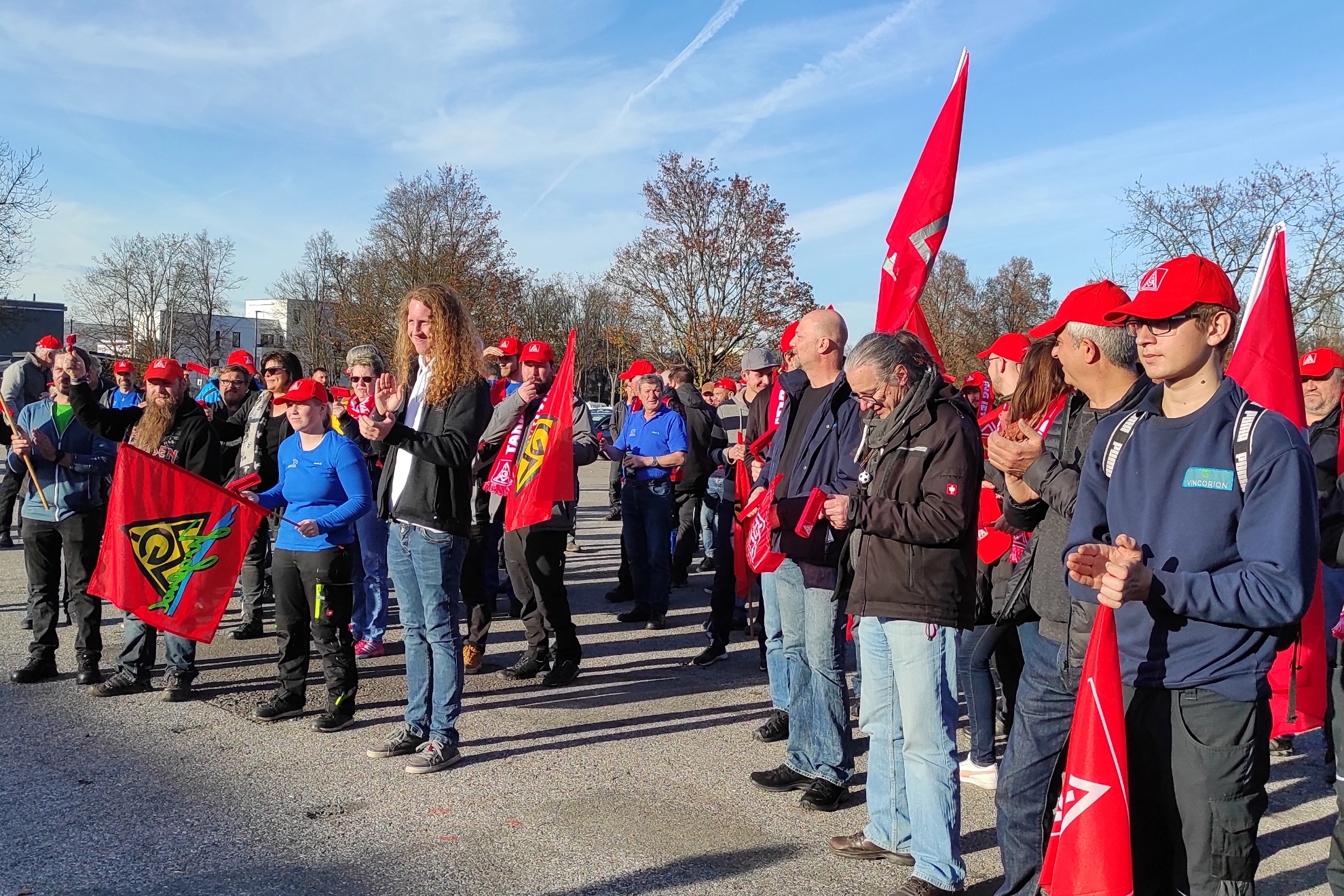 Menschenmenge beim Warnstreik der IG Metall Weilheim 2022