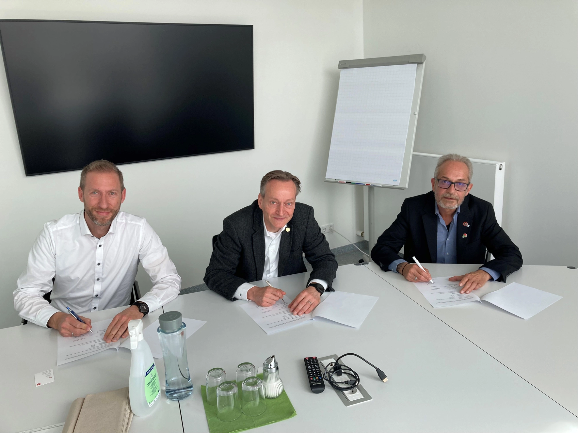 Die Verhandlungsrunde beim Unterzeichnen der Tarifverträge bei Proto Labs Tooling GmbH