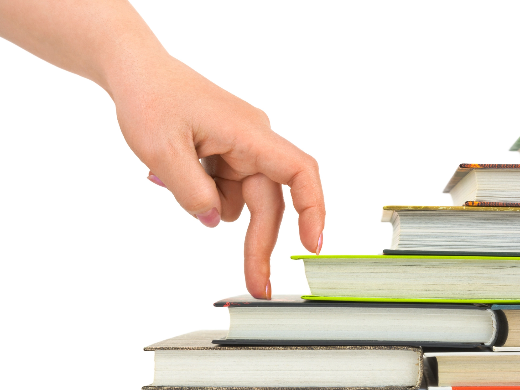 Hand läuft symbolisch eine Büchertreppe hinauf