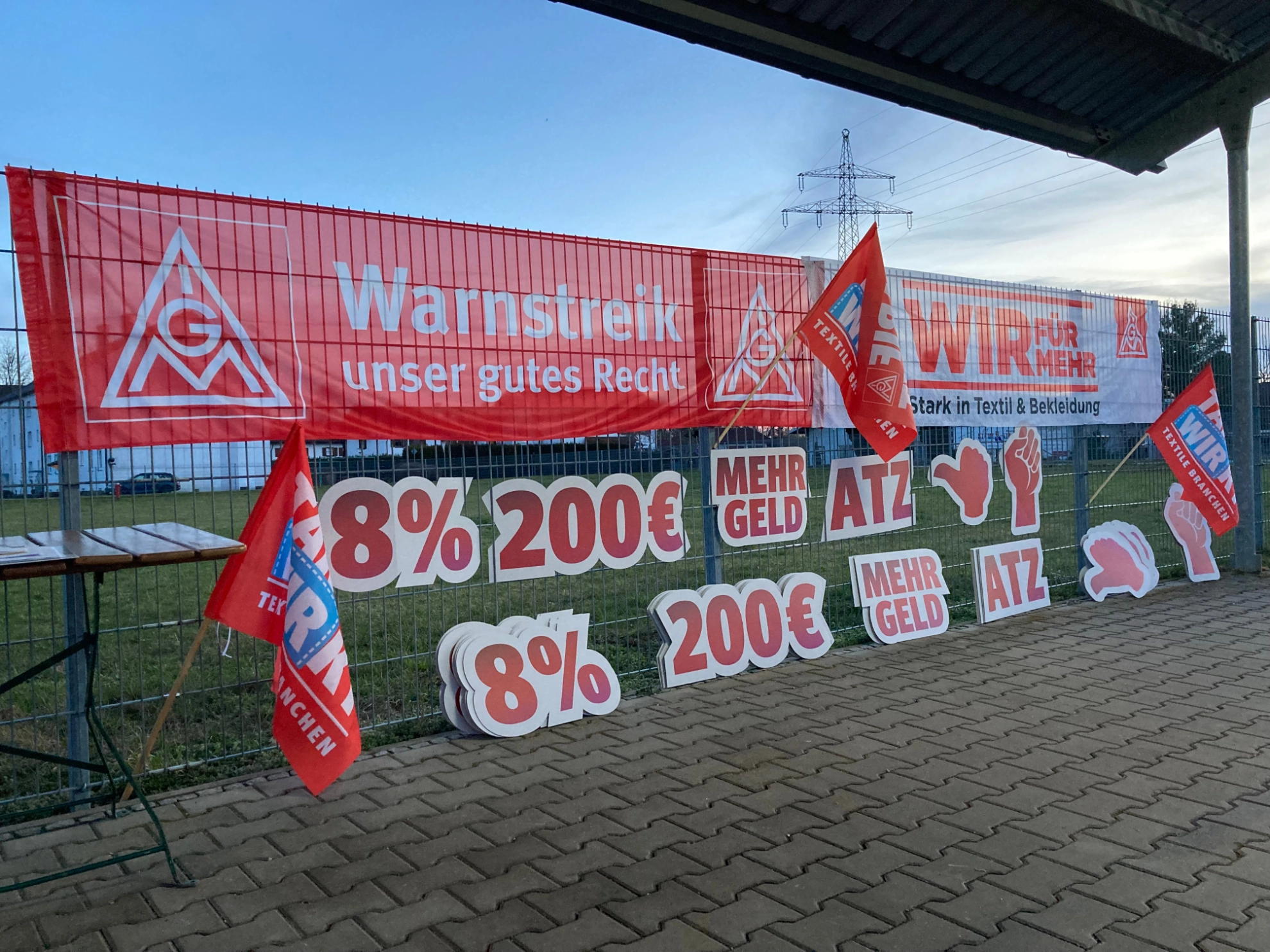 Schilder und Plakate zum zweiten Warnstreik bei DBI in Schongau