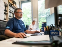 Mitarbeiter von EAB bei der Arbeit am Computer