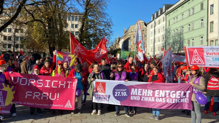 Frauen auf dem Königsplatz in Augsburg, Tarifaktion am 27. Oktober 22 zur Tarifrunde der M+E-Industrie