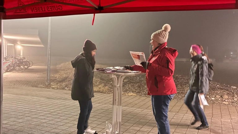 Aktionsteam 1 bei der Frühaktion zum Weltfrauentag und zur BR-Wahl beim Hirschvogel in Denklingen vor dem Eingangstor