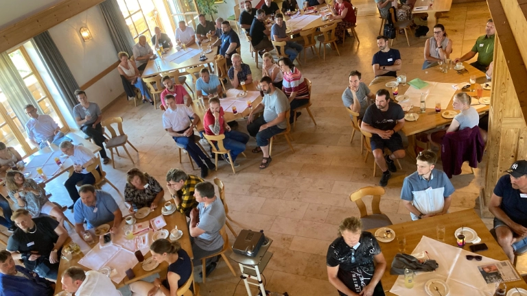 Eingeladene neu- nund wiedergewälte Betriebsräte der IG Metall Weilheim beim Betriebsräte-Empfang in Paterzell