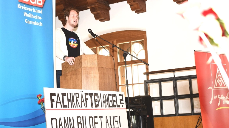 Quirin Brunner von der IG Metall Jugend Weilheim hält am 1. Mai in Schongau die Jugendrede