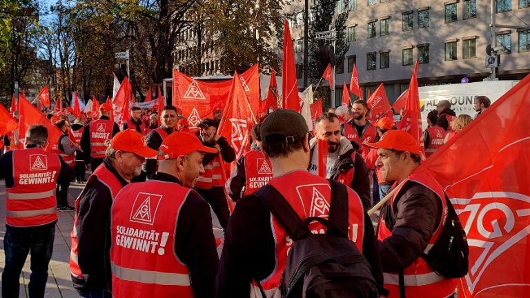 Kolleg*innen auf der Kundgebung bei der Tarifaktion in Augsburg Bild 2
