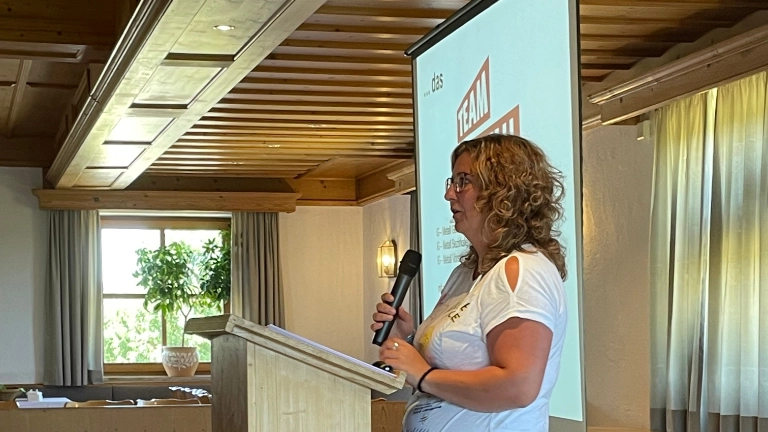 Judith Neumann, BR bei Zarges in Weilheim, referiert auf dem BR Empfang der IG Metall Weilheim in Paterzell