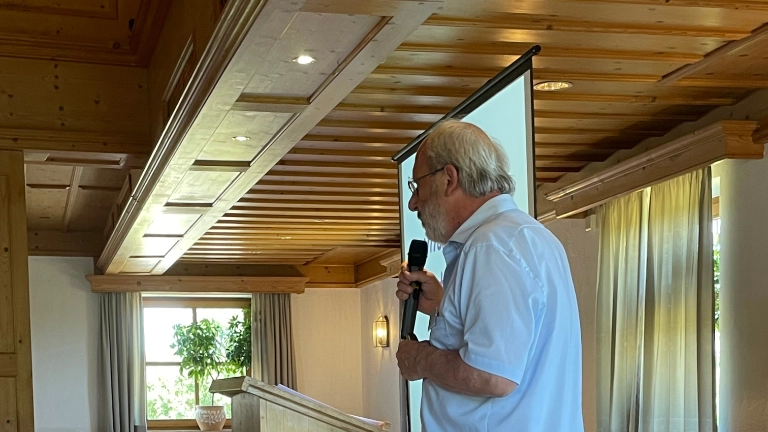 Erwin Helmer von der KAB referiert auf dem BR Empfang der IG Metall Weilheim in Paterzell