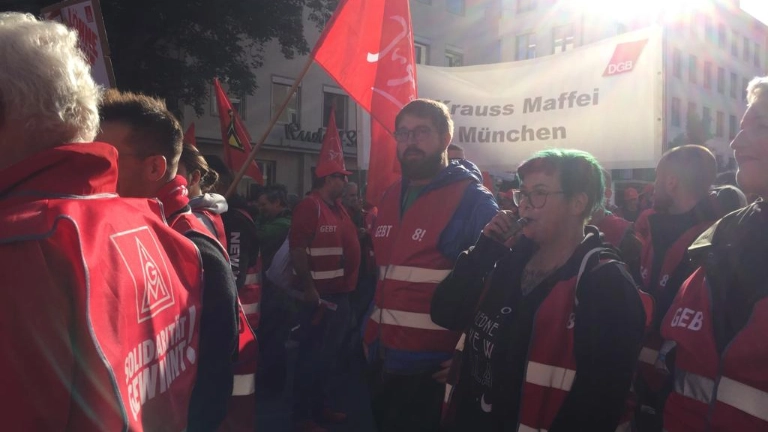 Teilnehmer bei der Kundgebung an der Tarifaktion zum zweiten Verhandlungstag in München - Oktober 2022