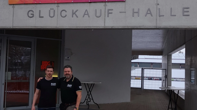 Respekt!-Botschafter Wacky Hain und Ballkünstler Pascal Beausencurt aus Raisting vor dem Respekt!-Banner