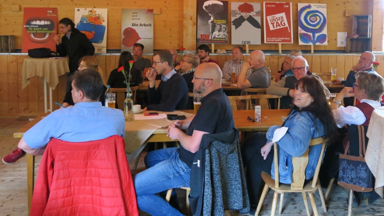 Gäste auf der Maifeier in Peiting in der Zechenschenke