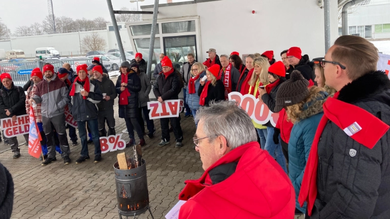 Tarifrunde Textil und Bekleidung 2023 - Warnstreik der Frühschicht bei DBI Global Supply Chain in Schongau