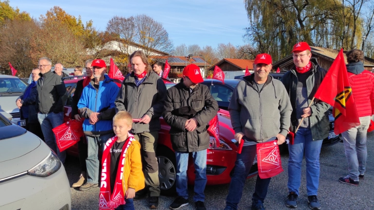 Kolleg*innen beim zentralen Warnstreik auf dem Festplatz in Weilheim