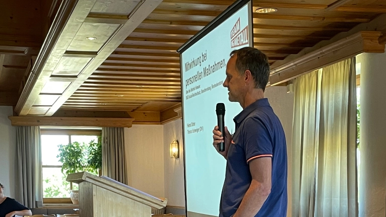 Thomas Schweiger, BR bei DBI Global Supply Chain Germany GmbH - ehemals Hanes -, referiert beim BR Empfang 2022