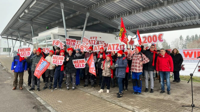Tarifrunde Textil & Bekleidung 2023 - Warnstreik bei DBI in Schongau - Gruppenbild der Beteiligten