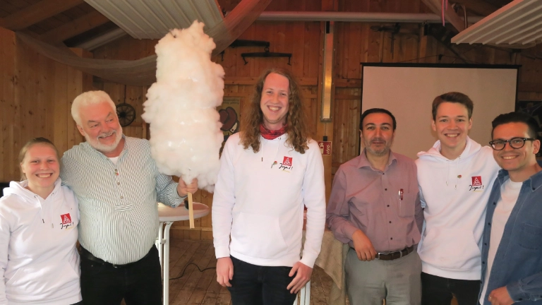 Die Bevollmächtigten der IG Metall Weilheim, Helmut Dinter und Bayram Yerli, mit der IG Metall Jugend Weilheim auf der Maifeier 2022 des DGB in Peiting.