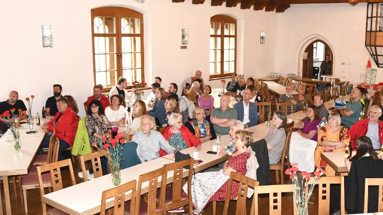 Zuhörer bei der Kundgebung zum Tag der Arbeit in Schongau am 1. Mai 2024