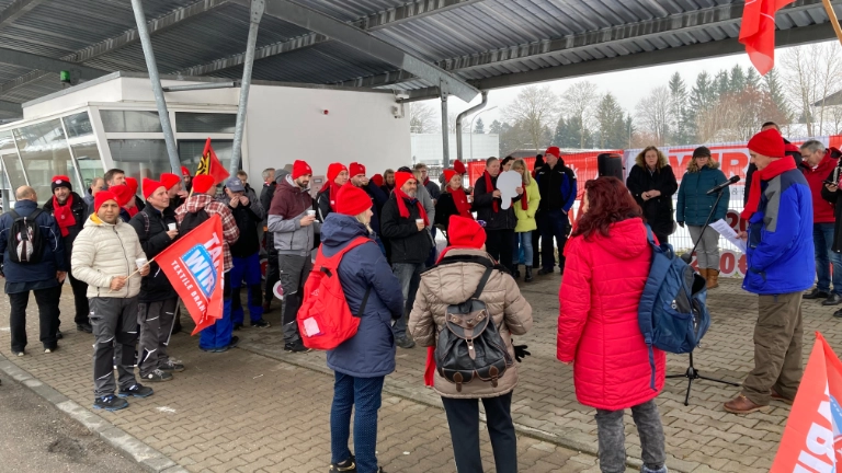 Warnsteik der Frühschicht bei DBI in Schongau - Tarifrunde 2023 Textil & Bekleidung