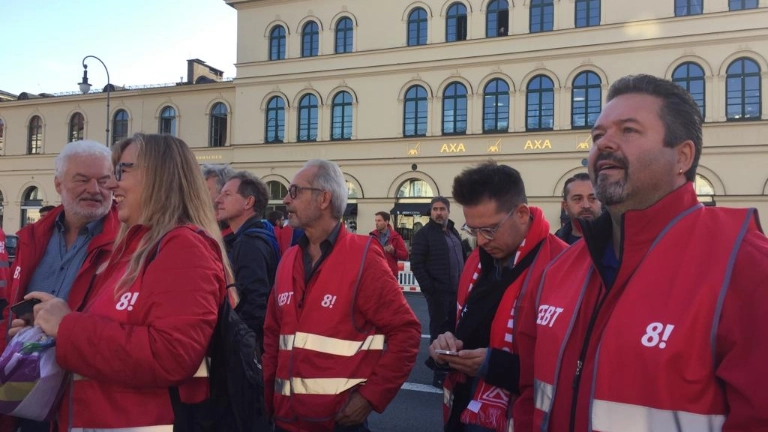 Weilheimer Metaller auf der Tarifaktion zum zweiten Verhandlungstag in München - Oktober 2022