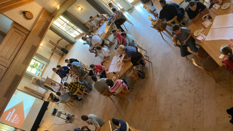 Helmut Dinter der IG Metall Weilheim referiert vor den Teilnehmer*innen des BR Empfangs 2022 in Paterzell