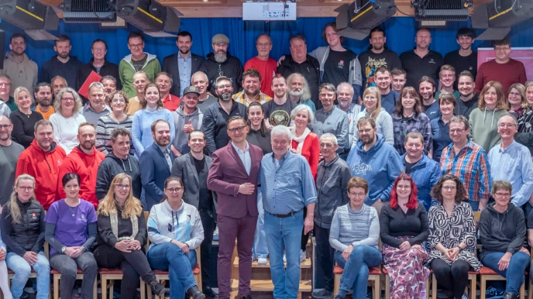 Gruppenfoto aller alten und neuen Delegierten auf der Delegiertenversammlung März 2024