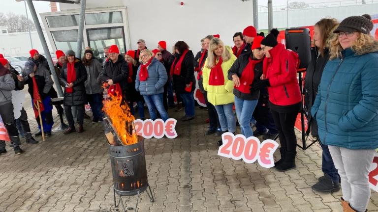 Tarifrunde Textil & Bekleidung 2023 - Warnstreik der Frühschicht bei DBI in Schongau