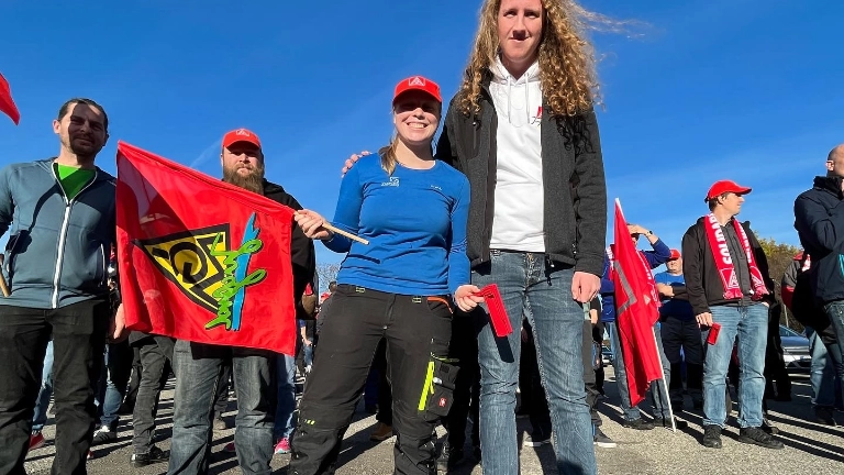 IG Metall Jugend beim zentralen Warnstreikauf dem Festplatz in Weilheim